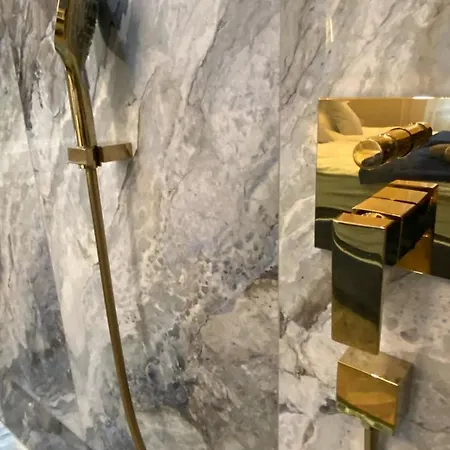 Luxury Exclusive 3 Bedroom Downtown Apartment *